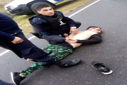 Roberto Omar Ali alias Tito, de 31 años, el cantante del grupo de música La Liga al momento de ser arrestado.