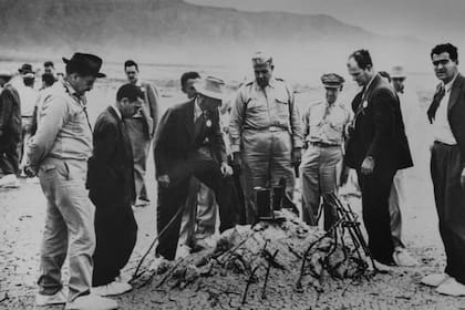 Roberto Oppenheimer y otras autoridadesl del Proyecto Manhattan revisan el lugar de la explosión de la prueba Trinity