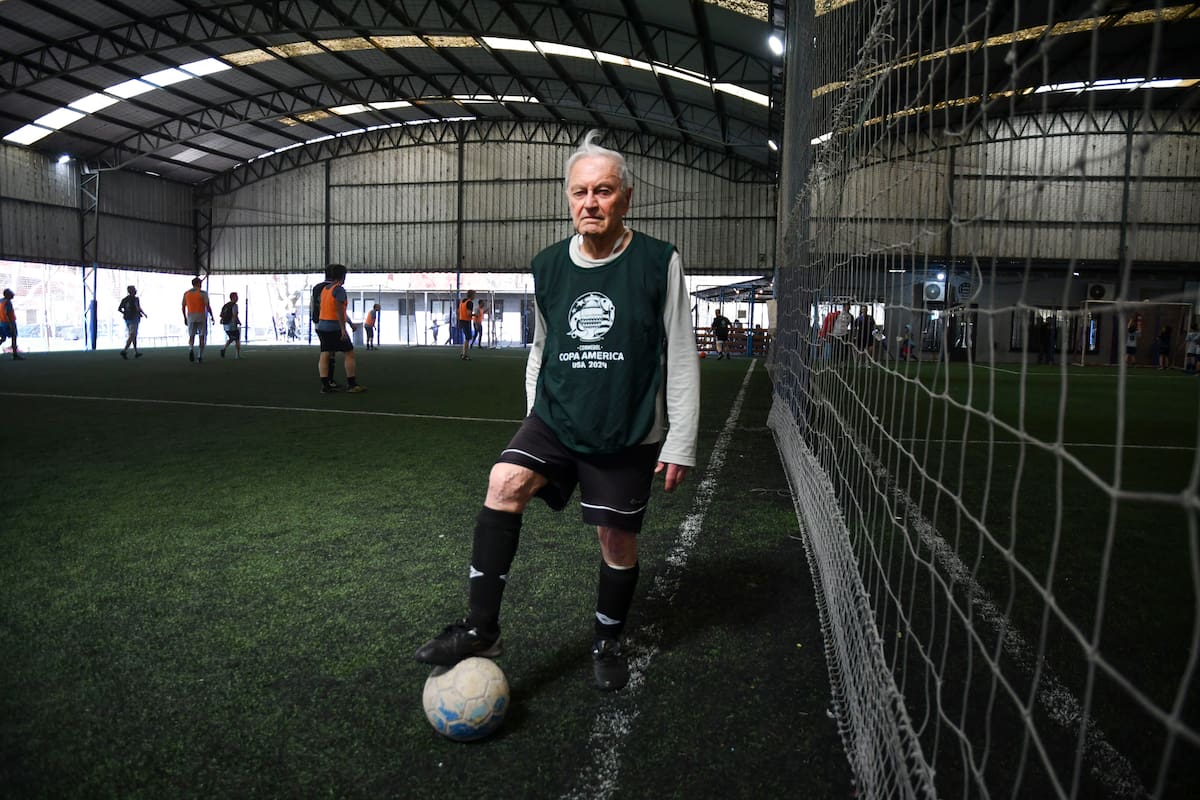 Roberto Parlamento juega al futbol a sus 92 años