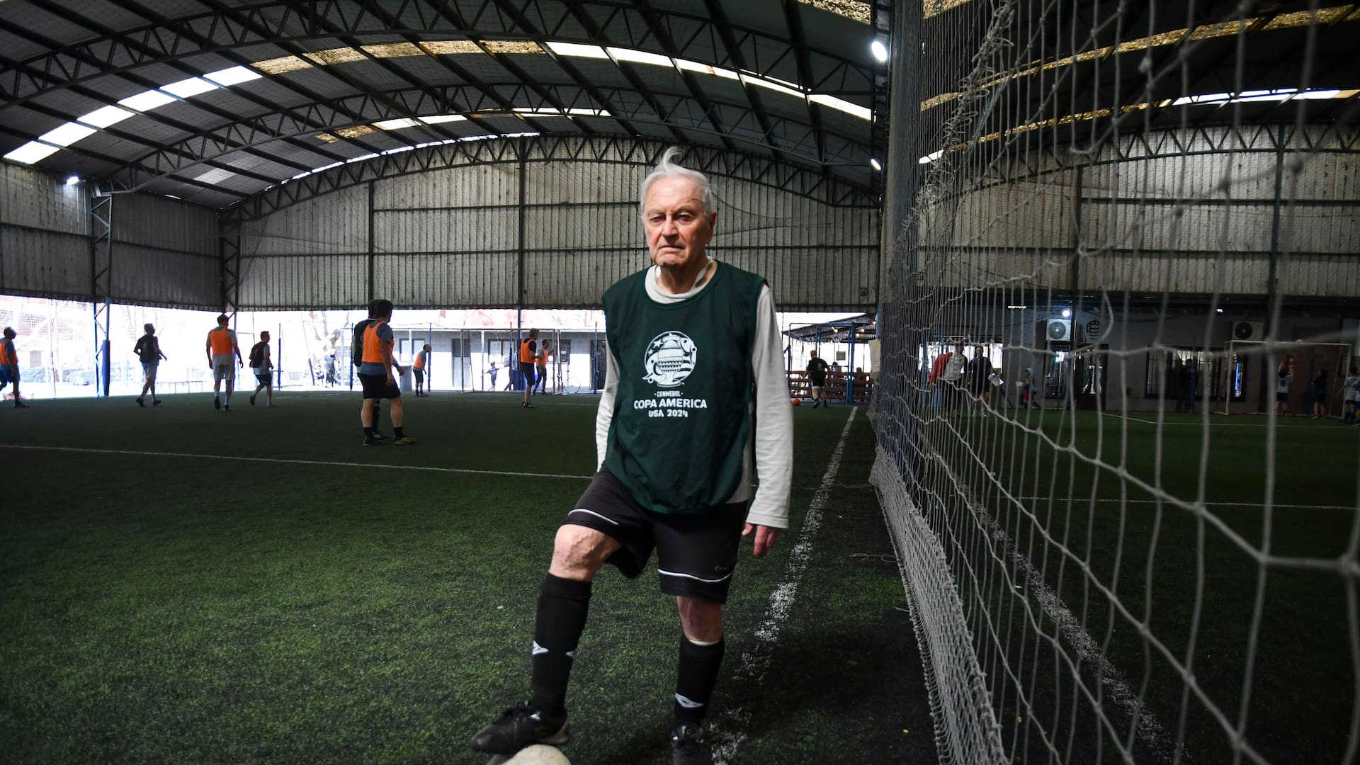 Roberto Parlamento juega al futbol a sus 92 años