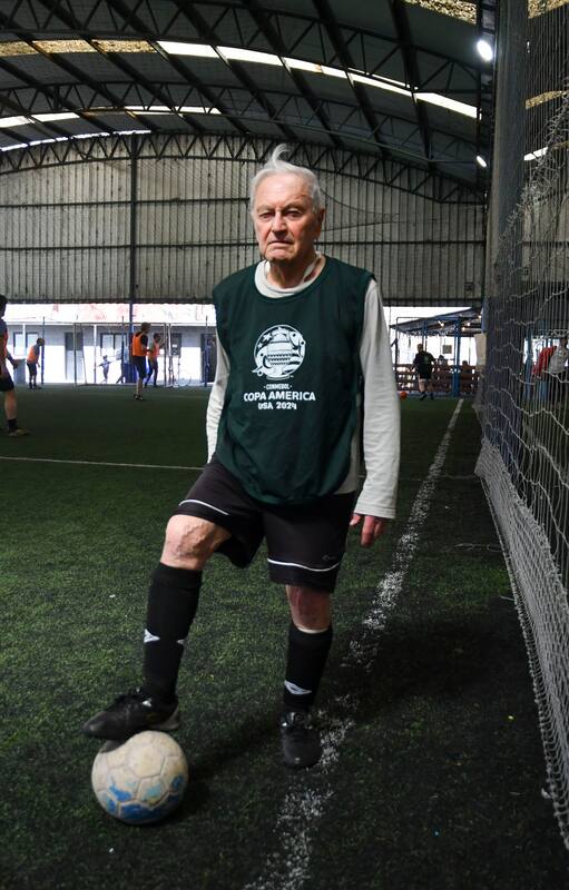 Roberto Parlamento juega al futbol a sus 92 años
