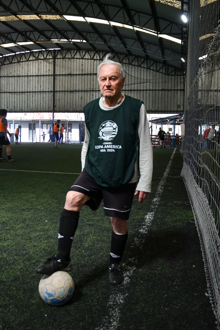 Roberto Parlamento juega al futbol a sus 92 años