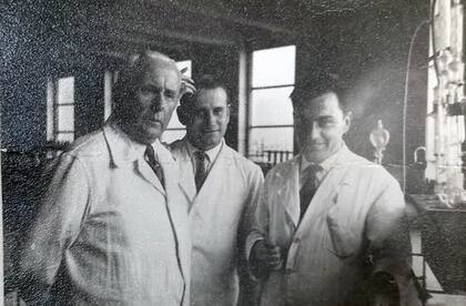 Roberto Parlamento junto a dos compañeros en la Facultad de Farmacia y Bioquímica (Gentileza Familia Parlamento)