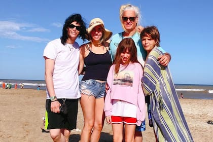 Roberto Pettinato junto a cuatro de sus hijos: Tamara, Felipe, Lorenzo y Esmeralda, en el año 2021