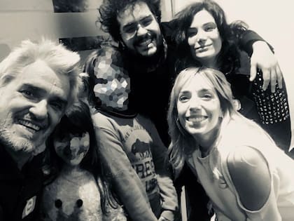 Roberto Pettinato junto a sus hijos Homero, Felipe y Tamara. “Me da un poco de miedo ser el padre que fue mi padre”, confesó Homero, quien describió al conductor como una figura ausente y reconoció que su relación estuvo marcada por conflictos y distanciamientos