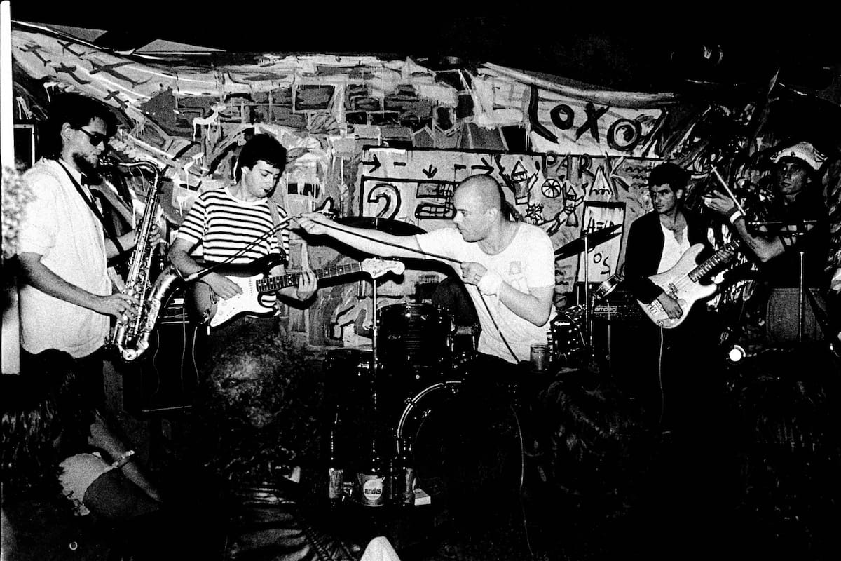 Roberto Pettinato, Tito Fargo D’Aviero, Luca Prodan, Diego Arnedo y Darío Ungaro, en el Café Einstein, en un show de la Hurlingham Reggae Band, a principios de los 80