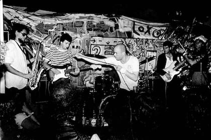Roberto Pettinato, Tito Fargo D’Aviero, Luca Prodan, Diego Arnedo y Darío Ungaro, en el Café Einstein, en un show de la Hurlingham Reggae Band, a principios de los 80