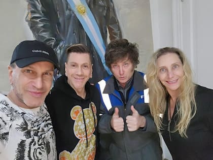 Roberto Piazza disfrutó una amistosa velada con Javier Milei en Olivos
El diseñador argentino compartió imágenes de su velada junto al Presidente Javier Milei y su hermana Karina. Durante el encuentro, Piazza destacó el buen estado del mandatario en comparación con su visita anterior. 28/05/2025