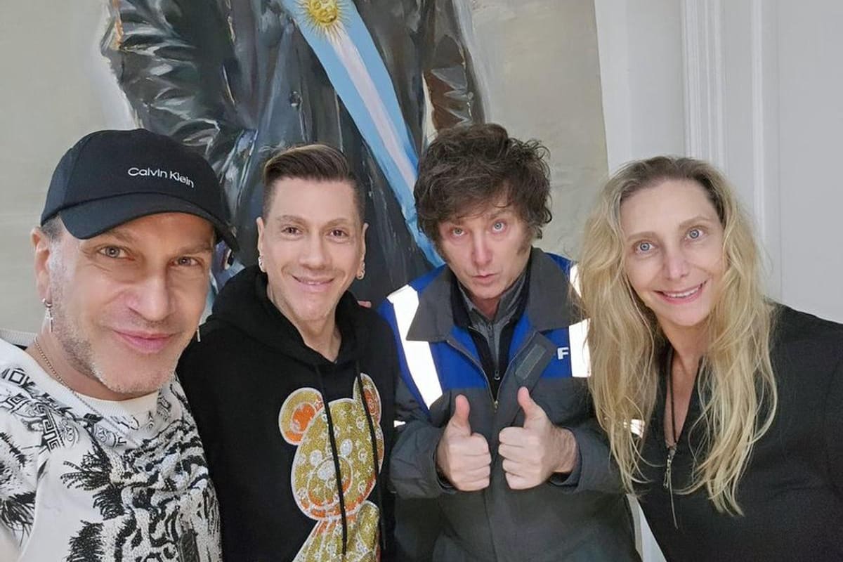 Roberto Piazza y su pareja Walter Vázquez junto a Javier y Karina Milei en Olivos