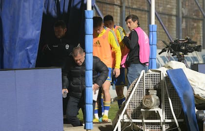 Roberto Pompei encabeza la salida del equipo de Boca, afectado por los gases en La Plata