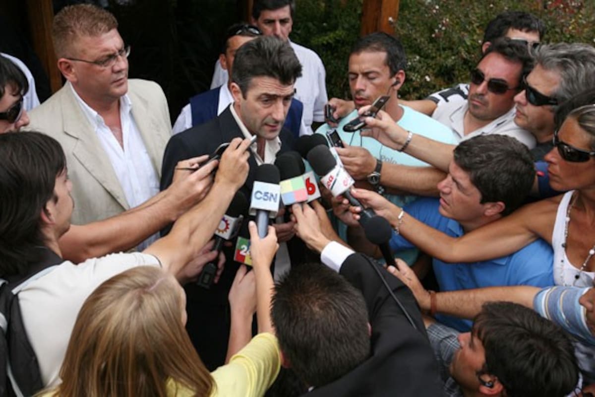 Roberto Porretti contesta las preguntas de los periodistas, pero no hace referencia a la acusación por extorsión