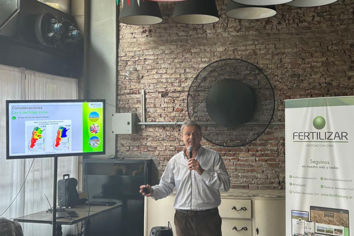 Roberto Rotondaro, presidente de la Asociación Civil Fertilizar en una reunión de prensa por el inicio de la campaña de los cereales de invierno