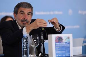 Roberto Salvarezza, ministro de ciencia y tecnología, muestra los tubos en los cuales se realizan los test rápidos