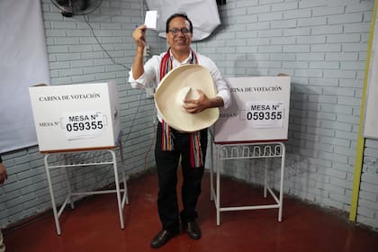 Roberto Sánchez en el momento que fue a votar, en el marco de la segunda vuelta de las elecciones presidenciales en Lima, Perú, el domingo 7 de junio de 2026 (Foto AP/Miguel Paredes)