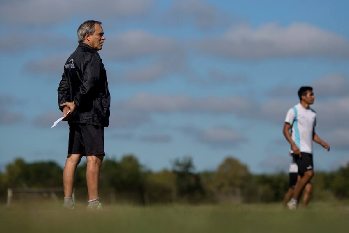 Roberto Saporiti de 76 anos es tecnico de la UAI Urquiza en un partido contra Deportivo Riestra.