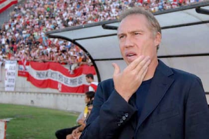 Roberto Sensini fue candidato para dirigir Catania