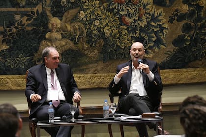 Roberto Silva, el presidente de la Comisión Nacional de Valores (CNV), junto a Federico Sturzenegger, quien aseguró que "no hay que tenerle miedo a equivocarse en el exceso de la desregulación"