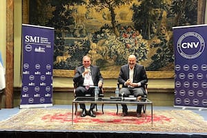 Roberto Silva y Federico Sturzenegger, durante la inauguración de la Semana del Inversor