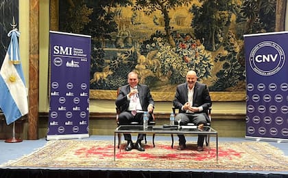 Roberto Silva y Federico Sturzenegger, durante la inauguración de la Semana del Inversor