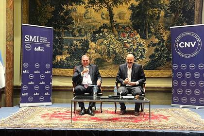 Roberto Silva y Federico Sturzenegger, durante la inauguración de la Semana del Inversor