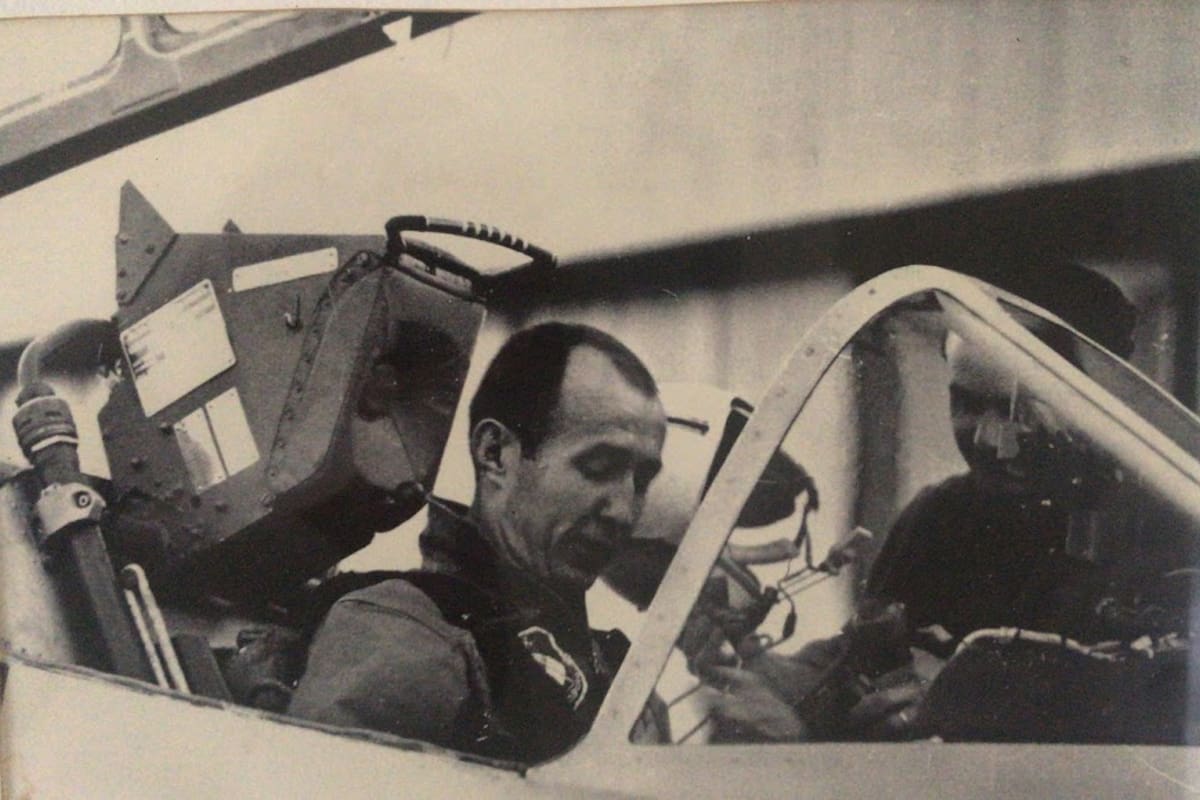 Roberto Starc, en el primer vuelo del Pucará AX-2, en 1969