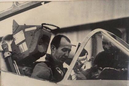 Roberto Starc, en el primer vuelo del Pucará AX-2, en 1969