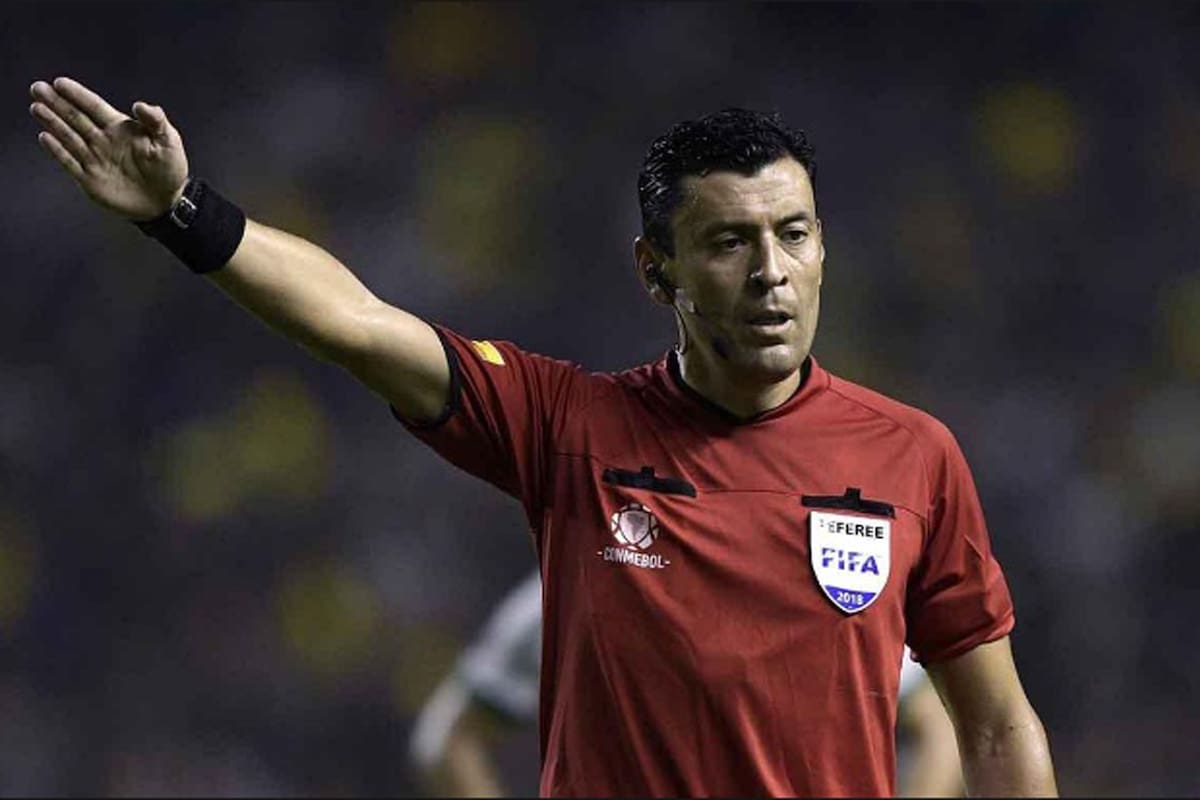 Roberto Tobar controlará los 90 minutos de Argentina vs. Colombia en el debut del equipo argentino en la Copa América