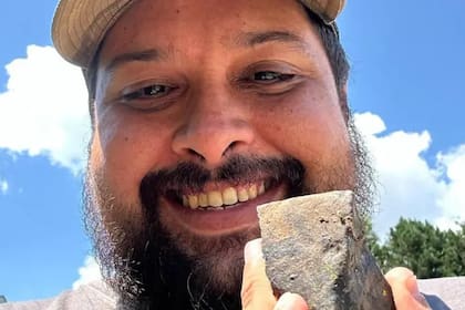 Roberto Vargas dejó su trabajo terapeuta de salud mental para dedicarse a recorrer el mundo en busca de rocas caídas del espacio