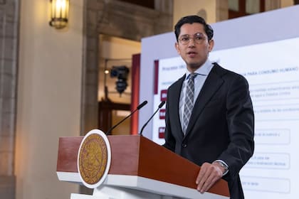 Roberto Velasco se graduó de la Licenciatura en Derecho en la Universidad Iberoamericana de la Ciudad de México