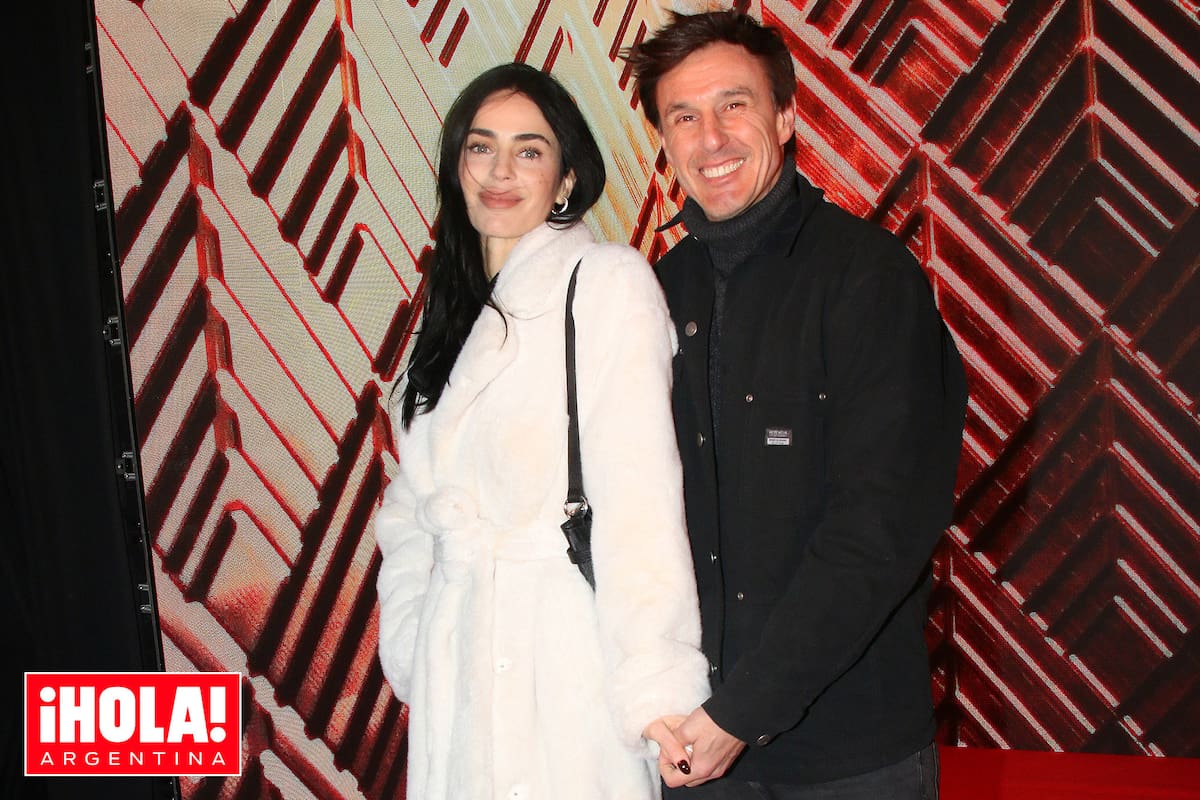 Roberto y Priscila posan tomados de la mano.