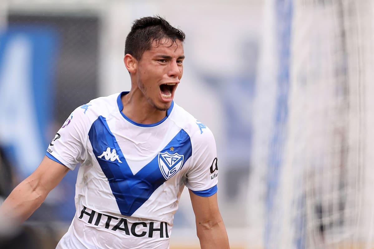 Robertone y un momento de felicidad: acaba de hacer un gol en la primera de Vélez; en este caso, a San Martín de Tucumán, en el estadio José Amalfitani.