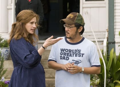 Roberts junto al debutante director del film Dennis Lee