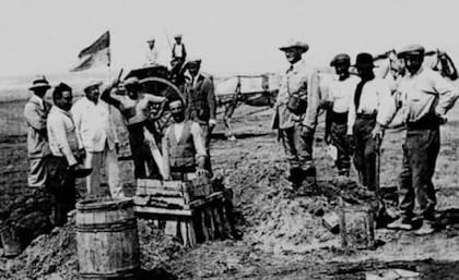 Robette y Poli colocando la piedra fundacional de Ostende en 1913 (Foto: https://fotosviejasdemardelplata.blogspot.com)