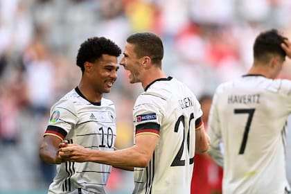 Robin Gosens celebra con Serge Gnabry, luego de un gol de Alemania.