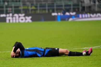 Robin Gosens del Inter de Milán tras desperdiciar una ocasión de gol en la derrota 1-0 ante Empoli en la Serie A italiana, el lunes 23 de enero de 2023. (AP Foto/Luca Bruno)
