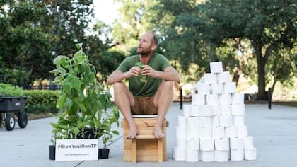 Robin Greenfield cultivó más de cien árboles de boldo en su vivero para usarlos como papel higiénico