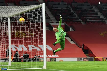 Robin Olsen no llega a detener el remate de Bruno Fernandes, del Manchester, durante el partido de Premier League entre Manchester United y Everton.