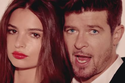 Robin Thicke junto a la modelo Emily Ratajkowski, en el video Blurred Lines