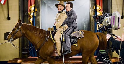 Robin Williams como el presidente Theodore Roosevelt en Una noche en el museo, junto a Ben Stiller, el protagonista del filme