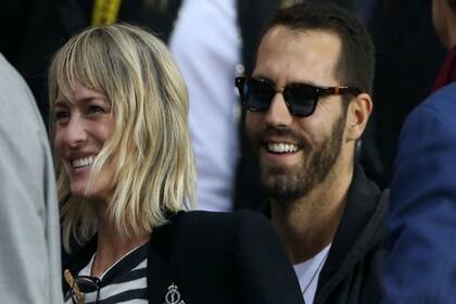 Robin Wright junto a su pareja, el francés Clement Giraudet. La actriz, de 51 años, está saliendo con el representante desde hace varios meses, y según parece ambos contrajeron matrimonio en secreto en la capital francesa.
