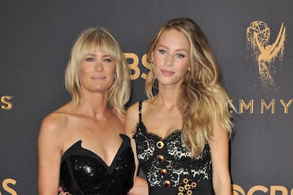 Robin Wright y su hija Dylan Penn en la 69a entrega anual de los premios Emmy
