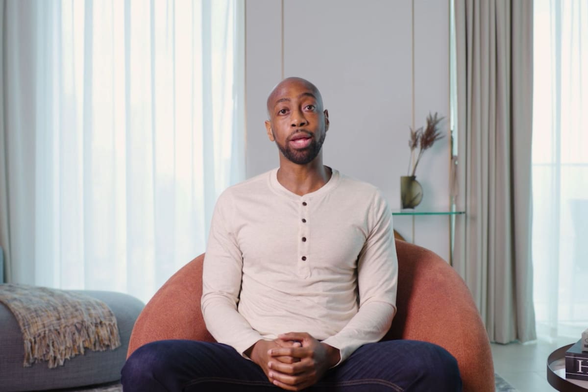 Robinson comprendió que la riqueza no siempre se refleja en un estilo de vida lujoso. Foto: Youtube: CNBC Make It.