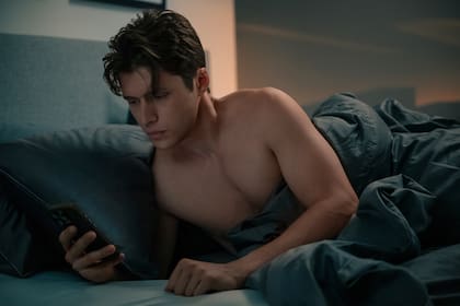 Robinson interpreta a Wes, un joven agente inmobiliario que recibe por error los mensajes de voz de Jill (Deutch); el punto de partida de la historia de amor en Mensajes de voz para Isabelle