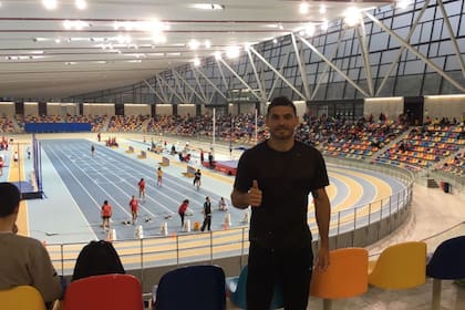 Robledo en la pista cubierta a punto de competir