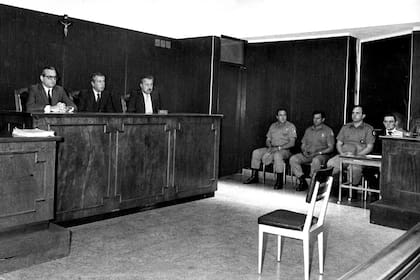 Robledo Puch, a la izquierda, junto con su abogada Rodriguez Villar escucha la lectura de la sentencia el 28 de noviembre de 1980