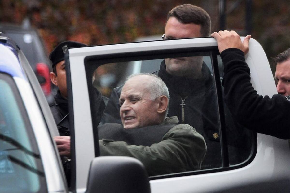 Robledo Puch en una de sus pocas salidas de la cárcel para someterse a estudios médicos