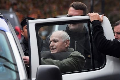 Robledo Puch en una de sus pocas salidas de la cárcel para someterse a estudios médicos