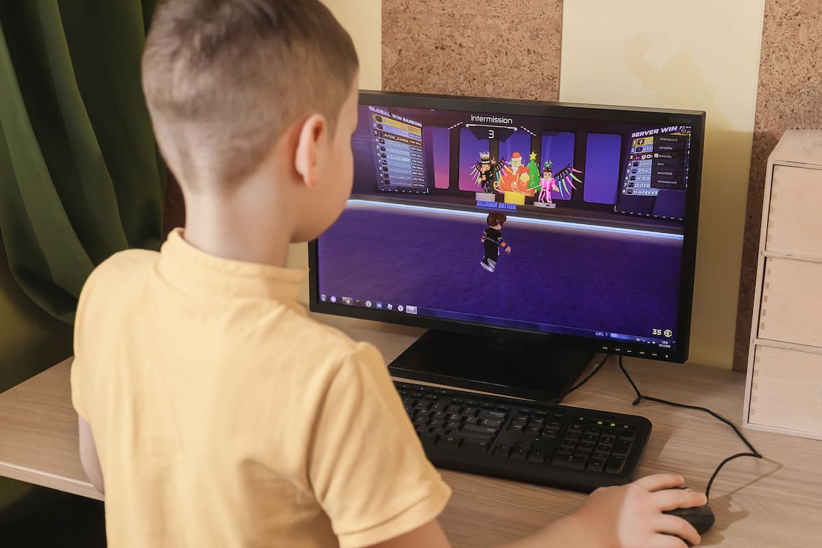 Roblox permite que los jugadores personalicen sus propios mundos, creen minijuegos en servidores multijugador y disfruten de una segunda vida en línea como seres de forma cuadrada llamados robloxianos