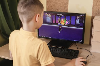 Roblox permite que los jugadores personalicen sus propios mundos, creen minijuegos en servidores multijugador y disfruten de una segunda vida en línea como seres de forma cuadrada llamados robloxianos