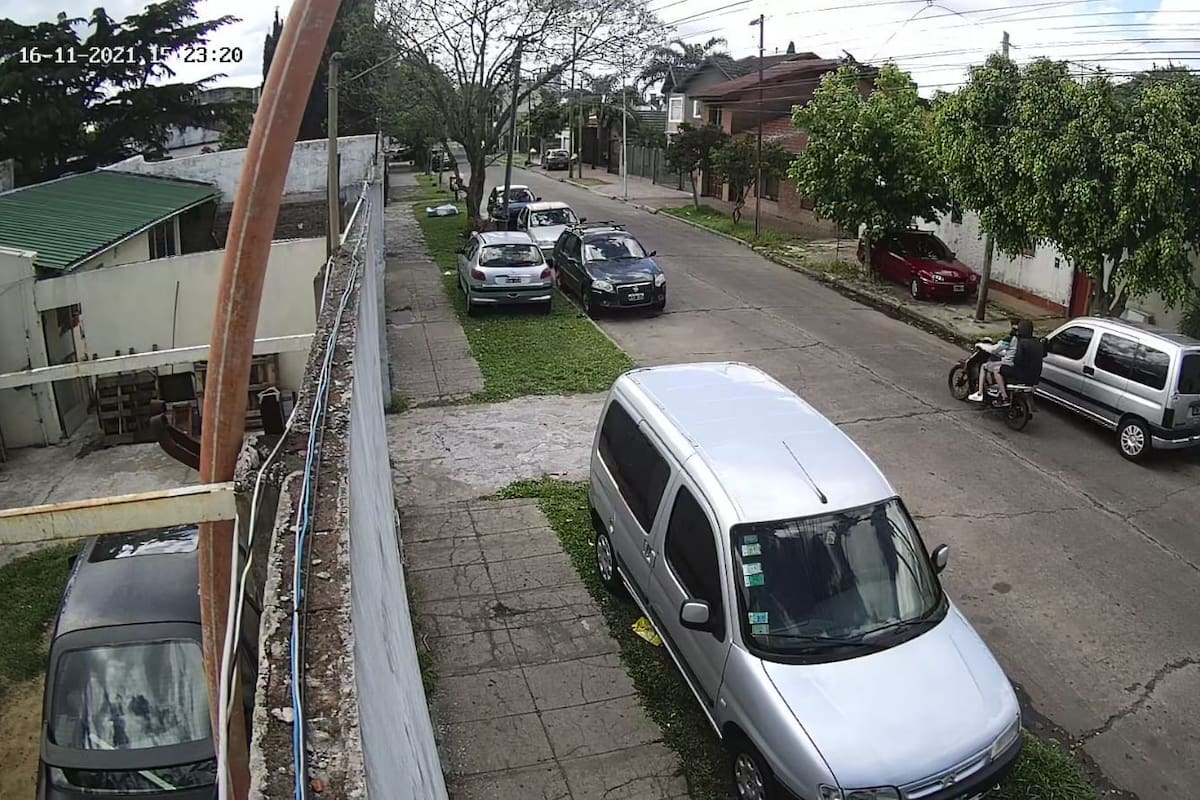 Robo de auto, persecución y tiroteo en Fuerte Apache